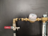 Installatie van een warmwatermeter met terugslagklep